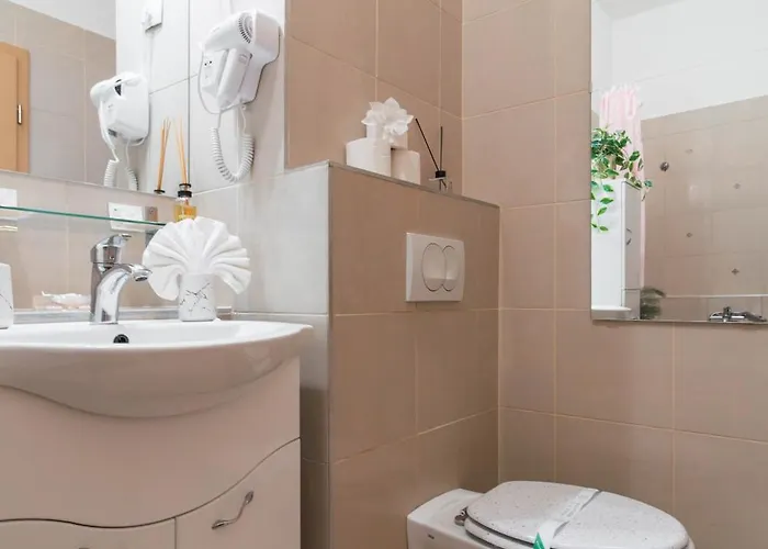 Gozsdu Charming By Newave